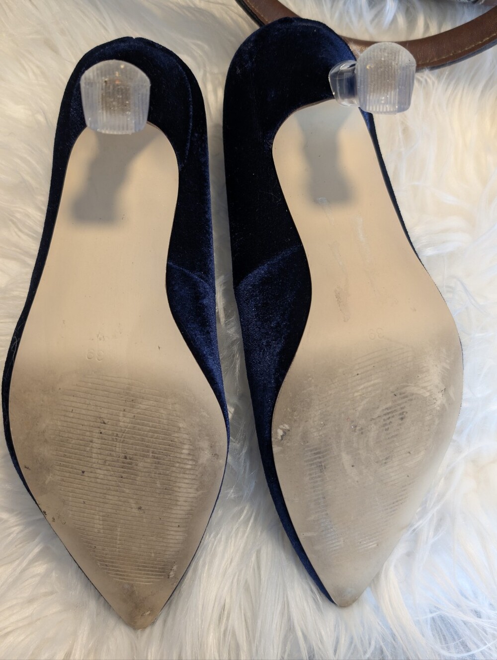 Beautiful Blue Velvet 1970's Vintage Heels - Picture 4 of 6